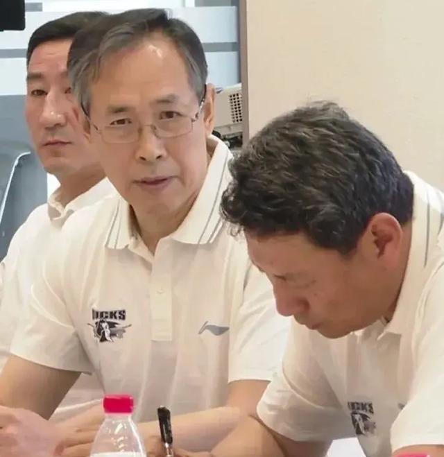 乒乓球巨星李楠转型篮球教练，备受瞩目