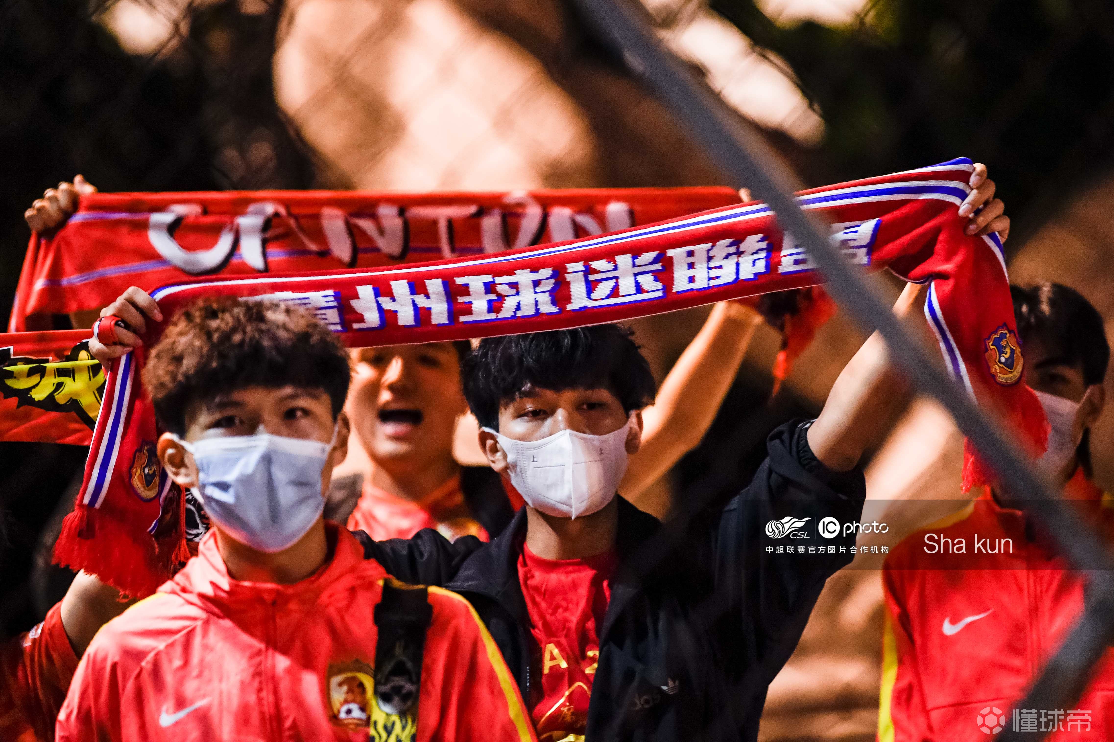 开云体育官方入口-比赛现场一片火爆，观众们为球队呐喊助威