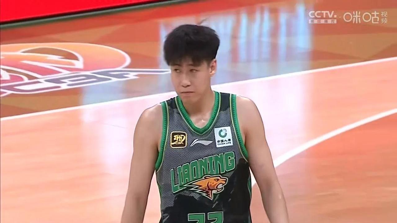 辽宁男篮在比赛中取得胜利，积极态度备受称赞
