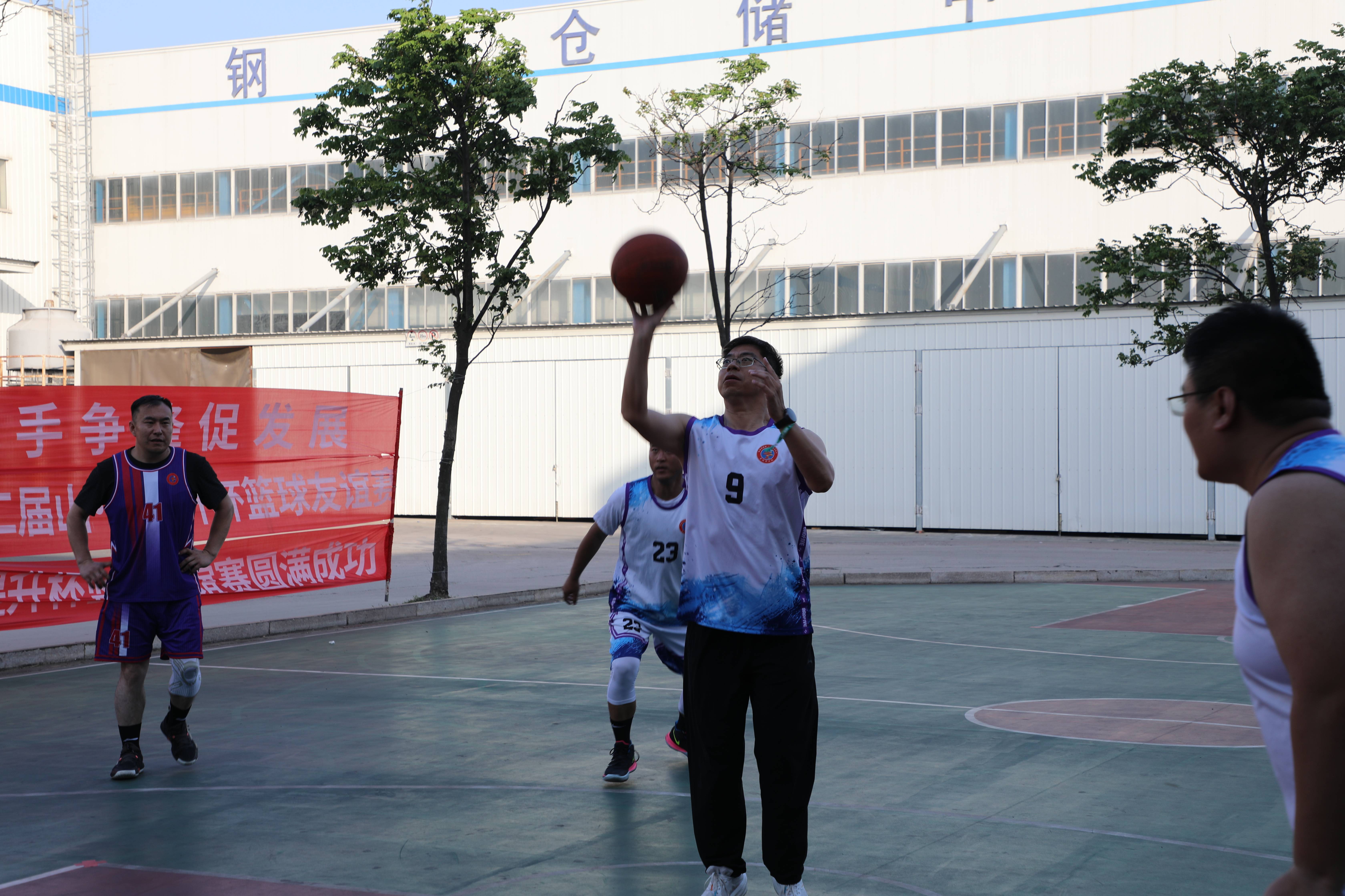 唯勇者胜：篮球赛场上运动员们奋力争锋的简单介绍